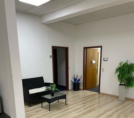 Betaalbare kantoorruimte in een gedeeld kantoor op het industrieterrein Leonberg aan de snelweg