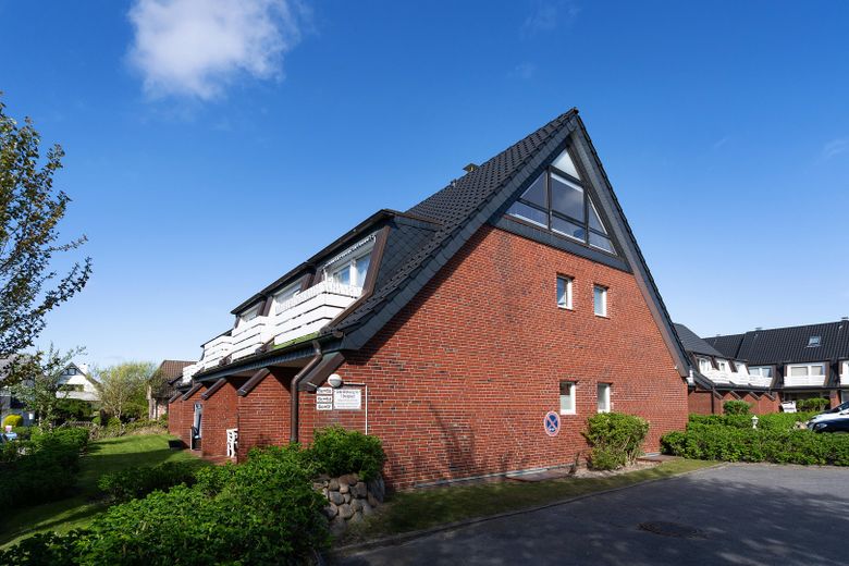 ZIELORIENTIERT INVESTIEREN 2 Zi.+Spitzboden End-Whg. in zentraler, ruhiger Lage in Wenningstedt – Hausansucht
