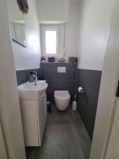 Casa unifamiliar renovada con vistas panorámicas en Wachtberg-Villip (sin comisión) – Gäste WC