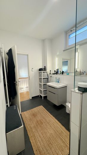 Modernes Townhouse am Rheinauer See – 5,5 Zimmer, 2 Terrassen, Garage & Top-Ausstattung – Bad 1 mit Dusche, Bild 2