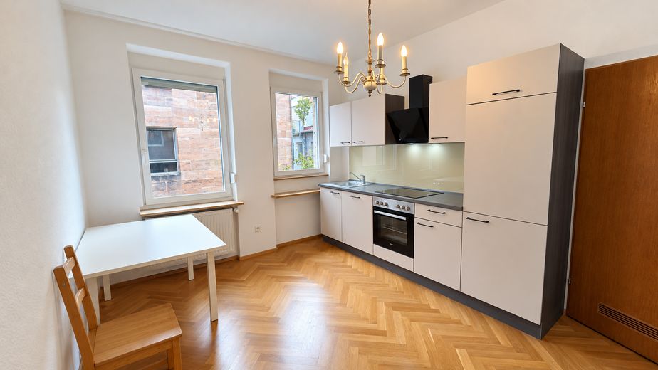 Gemoderniseerd 3-kamerappartement in een oud gebouw met echt houten parket & nieuwe inbouwkeuken – Fürth binnenstad – Küche (mit KI aufgeräumt)