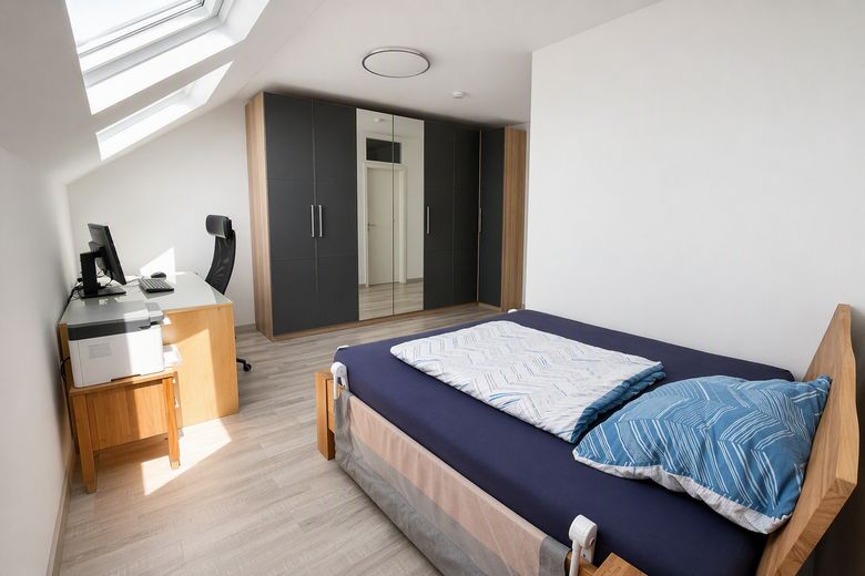PROVISIONSFREI: Helle 4-Zimmer-Eigentumswohnung mit großer Terrasse in Herzogenaurach-Niederndorf – Ansicht Schlafzimmer 1