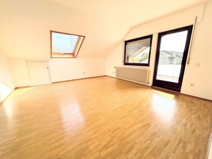 Repräsentatives 2-Familienhaus mit Ausbaupotential in begehrter Wohnlage – DG Zimmer 2 mit Westbalkon