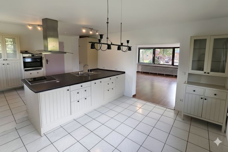 Bröckel - großes Familienhaus mit hohem Freizeitwert, Vollkeller und Garage – moderne Küche