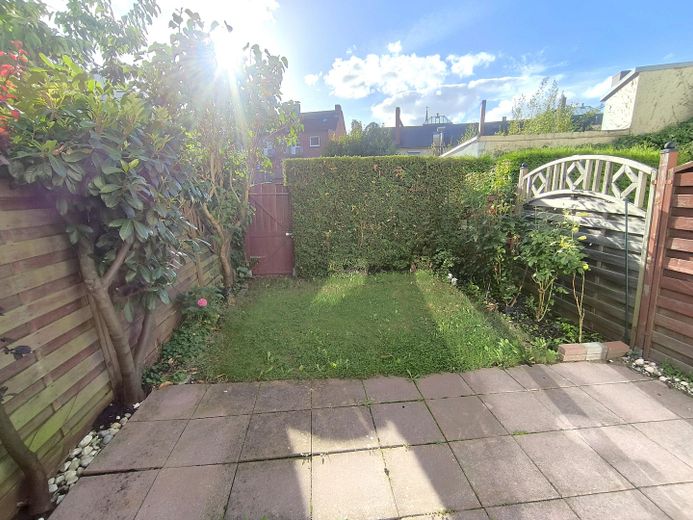 Zentrales und energieeffizientes Townhouse mit Tiefgarage und Keller – Garten mit Sonne