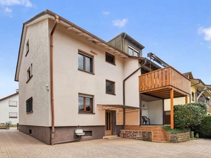 Zweifamilienhaus mit großem Garten, schönem Ausblick und viel Potenzial – Foto 1