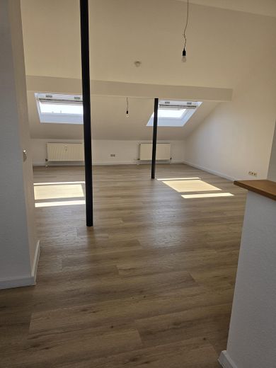 Abitazione maisonette di 4 locali inondata di luce con vista panoramica – senza provvigione, da privato – Wohnzimmer