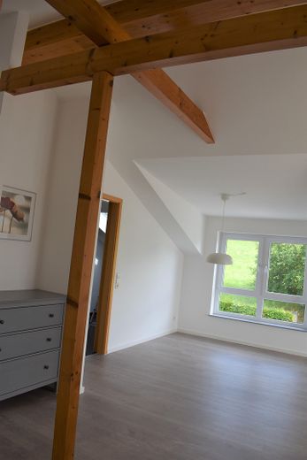 Casa bifamiliare senza provvigioni in posizione eccellente - periferia del paese, giardino, abitazione e eventualmente affitto – Ess-Bereich OG-Wohnung