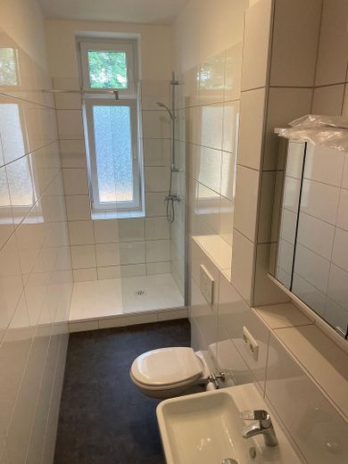 Kreuzviertel!!! Piękne mieszkanie w starej kamienicy z 3,5 pokojami i BALKONEM OD POŁUDNIOWEGO ZACHODU – Tageslichtdschibad