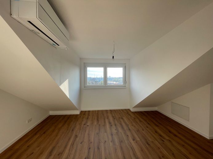 Standard nowego budownictwa! Jasne 3,5-pokojowe mieszkanie na poddaszu z balkonem, klimatyzacją i widokiem na zamek. – Schlafzimmer