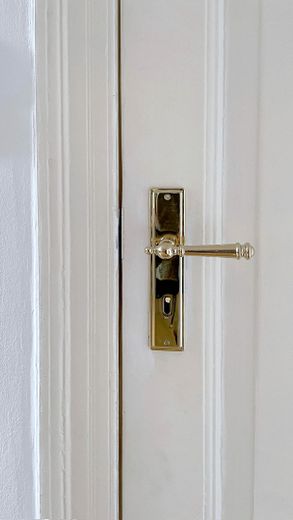 Luminoso apartamento antiguo de 1 habitación con cocina independiente – disponible para ocupar de inmediato – Detail Tür