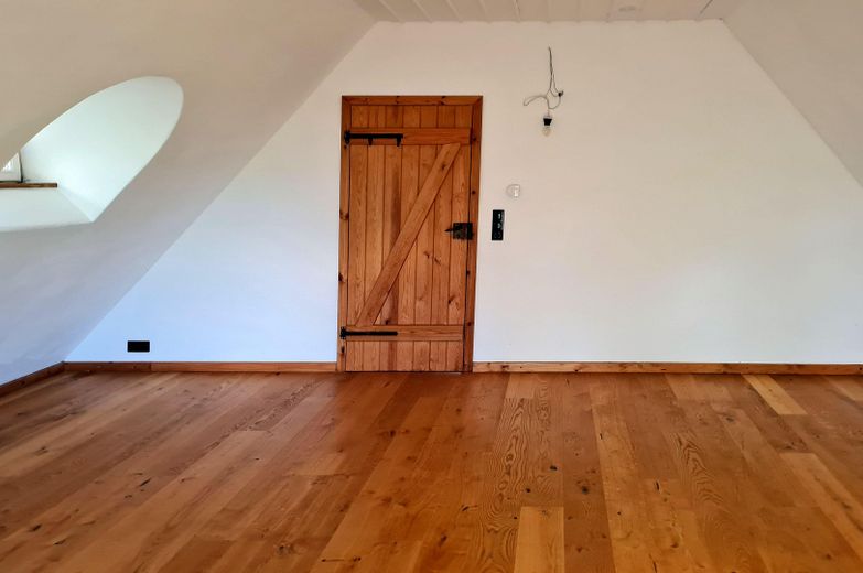 Casa di campagna con tetto di paglia in posizione assolutamente isolata – OG Schlafzimmer