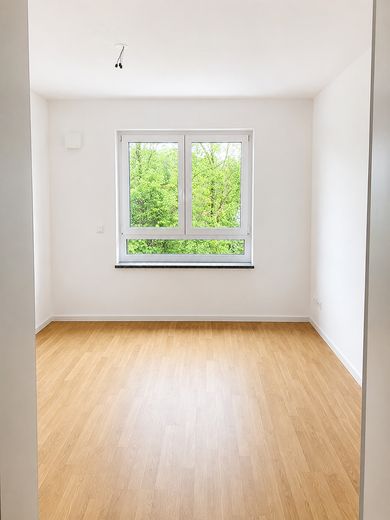 Erstbezug: A+ Neubau-Reihenhaus mit 6 Zimmern, Premiumküche, PV-Speicher & Garten – Elternschlafzimmer