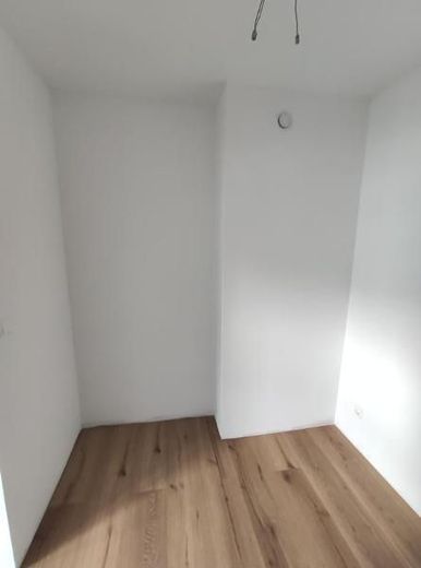Reihenmittelhaus mit Garten, Garage und zusätzlichem Stellplatz – Ankleide Bild 1