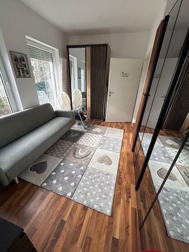 Mieszkanie na parterze z tarasem i własnym ogrodem – 105 m², ogrzewanie podłogowe, miejsce parkingowe – Schlafzimmer 1