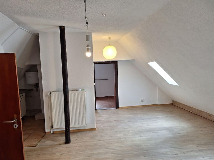 2-комнатная мансардная квартира с кухонной нишей, Gaustraße XXX – Wonhzimmer