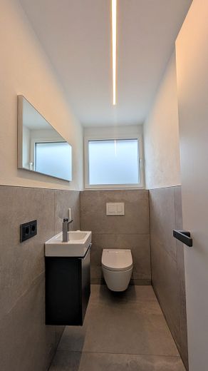 Kernsanierte Unternehmervilla mit einzigartigem Weitblick und luxuriöser Ausstattung – Toilette EG