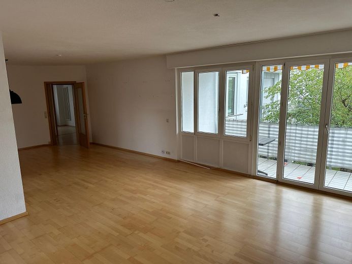 Steinheim'de balkonlu ve park yerli aydınlık 4 odalı daire – Wohn- / Essbereich