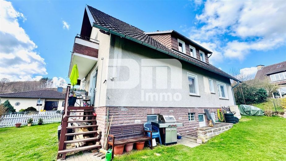 Umfangreich saniertes Ein- bis Zweifamilienhaus in idyllischer Ortsrandlage – Rückansicht / Seitenansicht / Zugang Balkon EG