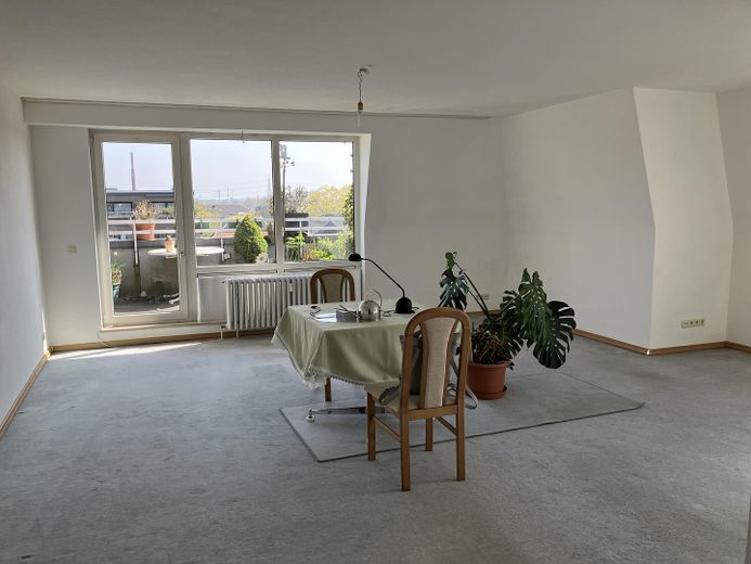 Große Eigentumswohnung mit großer Terrasse zu verkaufen – Wohnzimmer