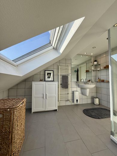Maisonette de estilo antiguo inundada de luz, con chimenea, aire acondicionado y un ambiente residencial tranquilo – Badezimmer OG