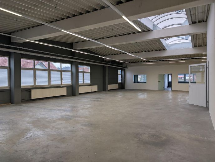 Afzonderlijk of gecombineerd: kantoor-, opslag- en productieruimten (550/440/105 qm)! – OG: Hauptraum, Foto 1v2