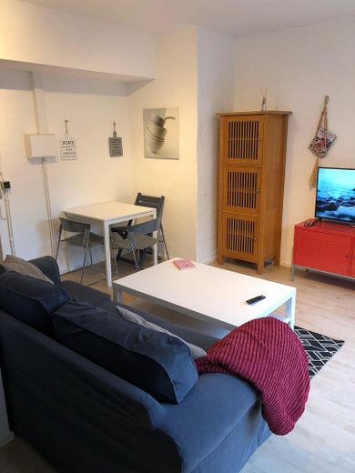 1,5-Zimmer-Wohnung in Innenstadtlage mit Abstellraum – Wohnzimmer