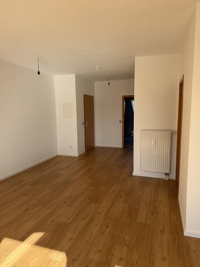 (Reserviert) Frisch renovierte 2,5-Zi.-DG-Wohnung mit Balkon & 2 Stellplätzen – provisionsfrei – Wohnzimmer 4
