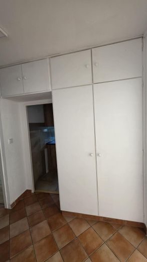 Yenilenmiş 3 odalı daire, loggia ve otopark yeri – komisyonsuz – Flur