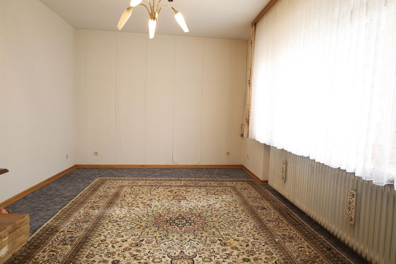 139 qm | 7 Zimmer | 2 Balkone | Reihenendhaus für 125.000 € – EG Wohnzimmer Foto 2