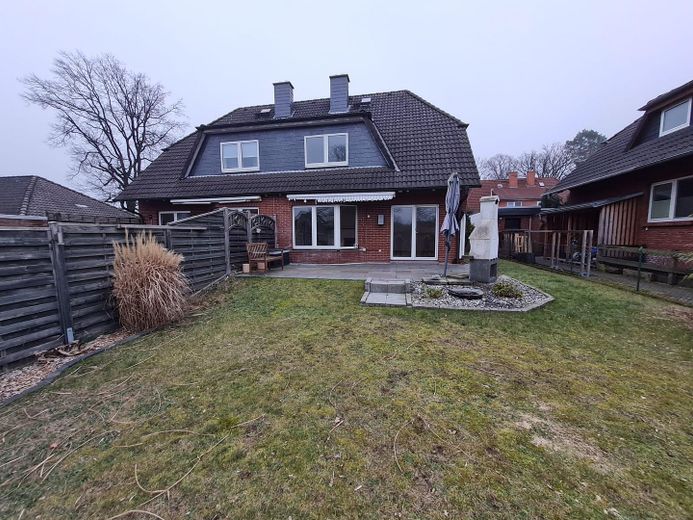 NEUSTADT OT POGGENHAGEN: Schöne Doppelhaushälfte in ruhiger Feldrandlage mit guter Anbindung – Rückansicht DHH