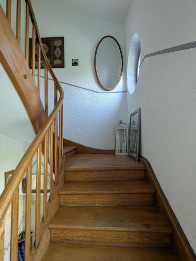 WG geeignete 4 Zimmer-DG-Whg mit Holzfußboden, Balkon, Wohnküche – Treppenhaus