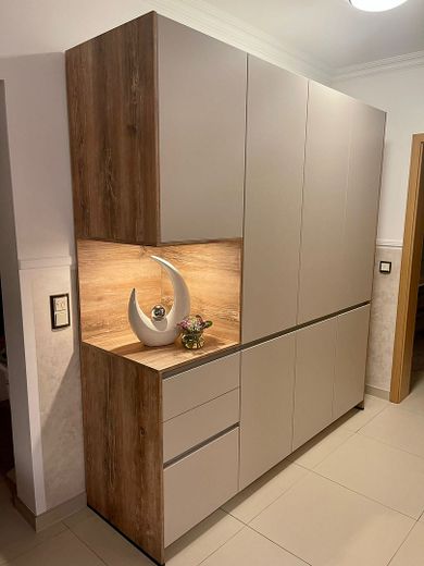 Viel Platz, wenig Energiekosten – Neuwertige Stadtvilla auf 367 qm  A+ – Garderobe-2 EG