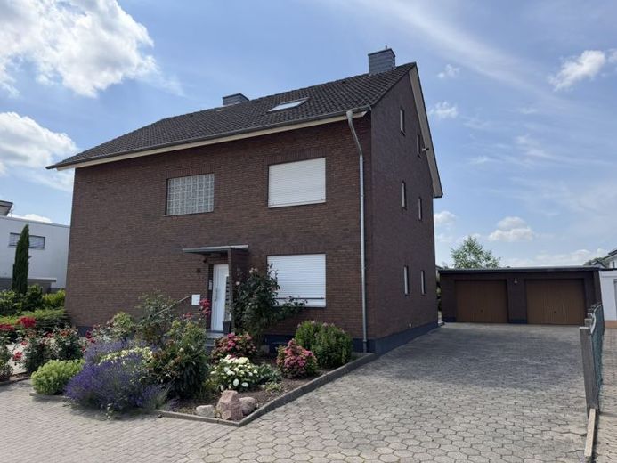 Zwei-Familien-Wohnhaus mit ausgebautem Dachgeschoss – Foto 1