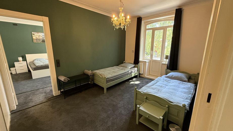 Möbliertes Haus 154 m² | 5,5 Zi | Garten | nahe Nienstedten | Wohnen auf Zeit 3–33 Monate – Durchgangszimmer 1.OG