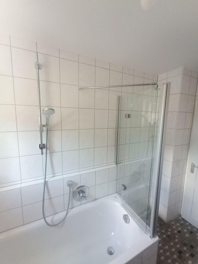 Appartamento di 2 locali, adatto anche come appartamento condiviso – Bad mit Wanne