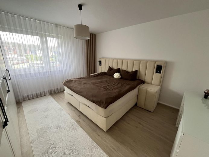 Сучасна 3-кімнатна квартира з ванною з денним світлом і 78 м² житл. пл. на 1-му поверсі – гараж можливий! – Schlafzimmer