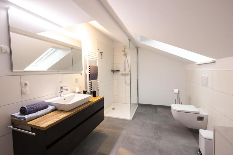 geräumiges Badezimmer