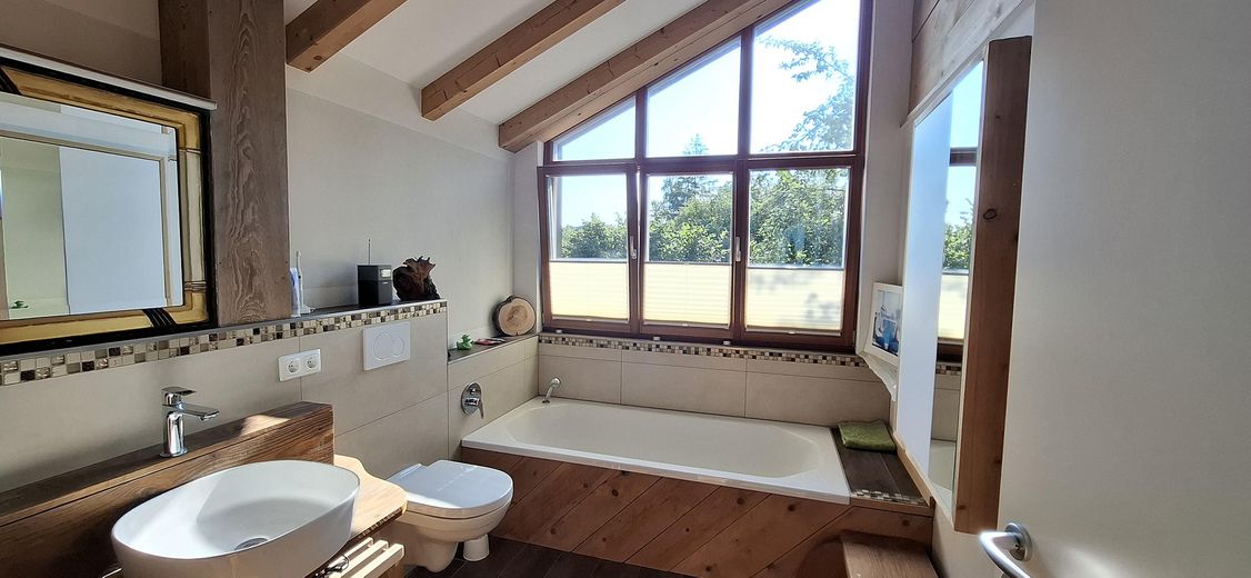 Arrivare. Respirare. Sentirsi a casa. Casa d'architetto in costruzione ecologica in legno – OG Bad Ost