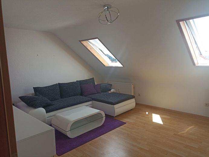 Ruhige 3-Zimmer DG-Wohnung – Wohnzimmer