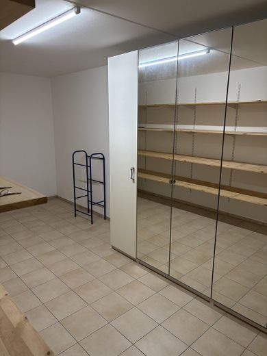120 m² Familienwohnung mit XXL-Balkon, Doppelgarage, Wallbox, nahe Ingolstadt – Keller mit Schrank