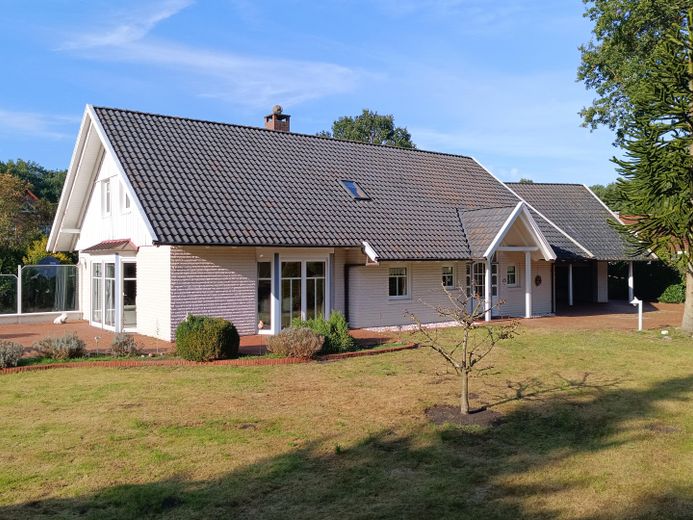 Traumhaus mit Sauna & großzügigem Gartengrundstück in Aurich-Wiesens – Provisionsfrei – Außenansicht Südseite