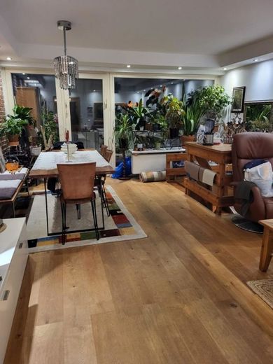!6% Rendite in Lichterfelde, Möblierte Maisonette inkl. Stellplatz,  Sauna, Gartennutzung und Balkon! – Wohnzimmer