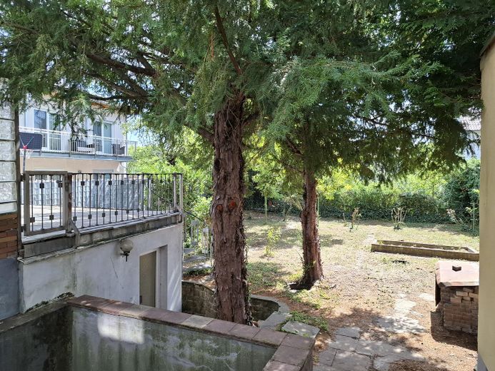 Büyük bir üst hakkı arsası üzerinde tasarım potansiyeline sahip müstakil şehir villası – Gartenansicht 1