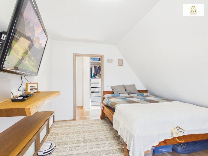Charmantes modernisiertes und gepflegtes Einfamilienhaus mit der Möglichkeit einer Einliegerwohnung – OG Schlafzimmer