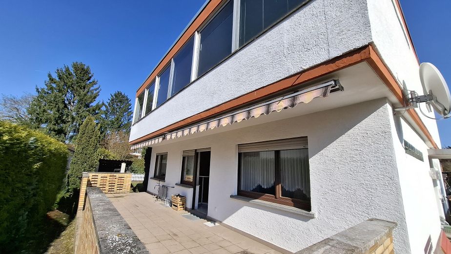 Maison bifamiliale avec jardin mature + 2 garages dans un bon emplacement, sans commission pour l’acheteur – Terassenansicht