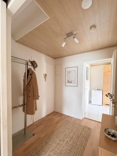 Lichtdurchflutete 2-Zimmer-Wohnung mit Balkon, modernem Bad & Top-Anbindung in Wiesbaden-Schierstein – Flur