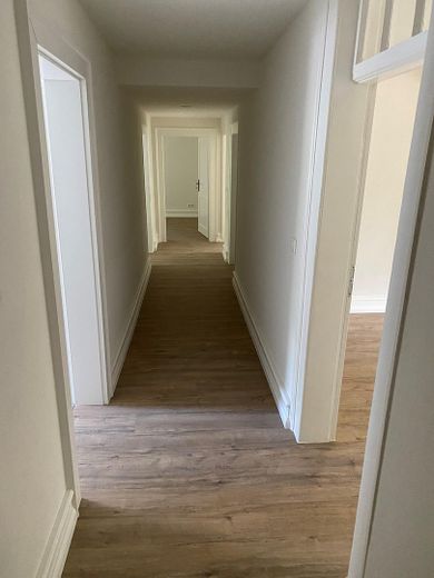 Modernisierte 4 Zimmer/Kü/Bad/Gäste WC in zentraler Kurparklage – Flur