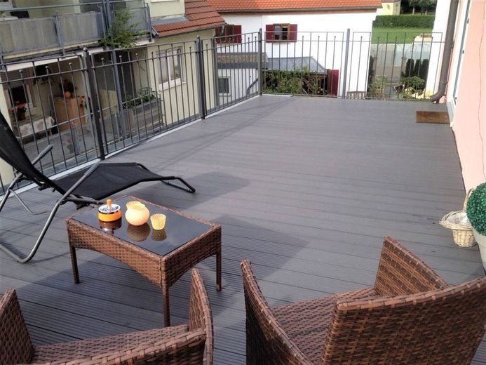 Exklusive, moderne Wohnung mit Dachterrasse offener Küche, Kamin und TG-Stellplatz – Dachterrasse 
