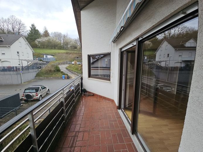 Tief durchatmen - Wohnen in der Ruhezone!
Große Eigentumswohnung im Lautertal zu verkaufen. – 5267 - Loggia Balkon